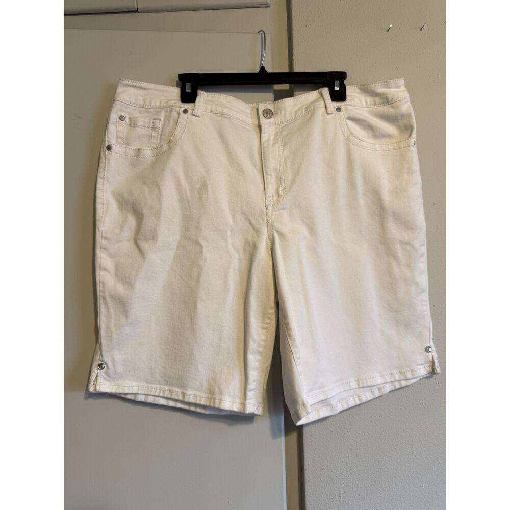 Nine West casual solid white stretch denim plus size jean shorts 18/33W